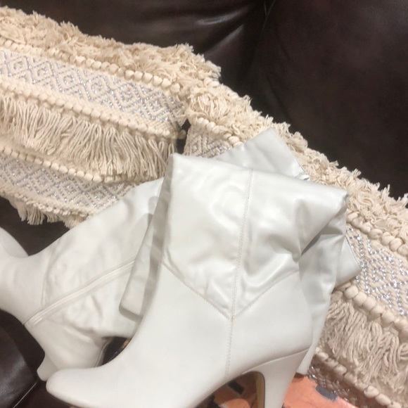 Bella- Vista Winter White Boots - Picture 2 of 8